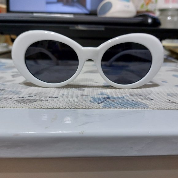 JCP Simple Plastic White Frame Sunglasses SR0922 - Picture 2 of 7